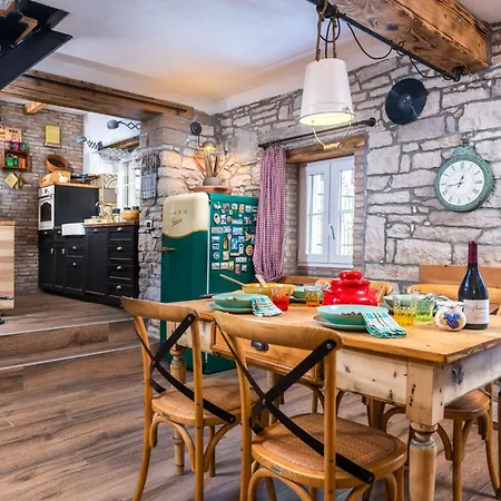 Дом отдыха Rustic Cozy House Pupy Mit Private Pool Und Kino